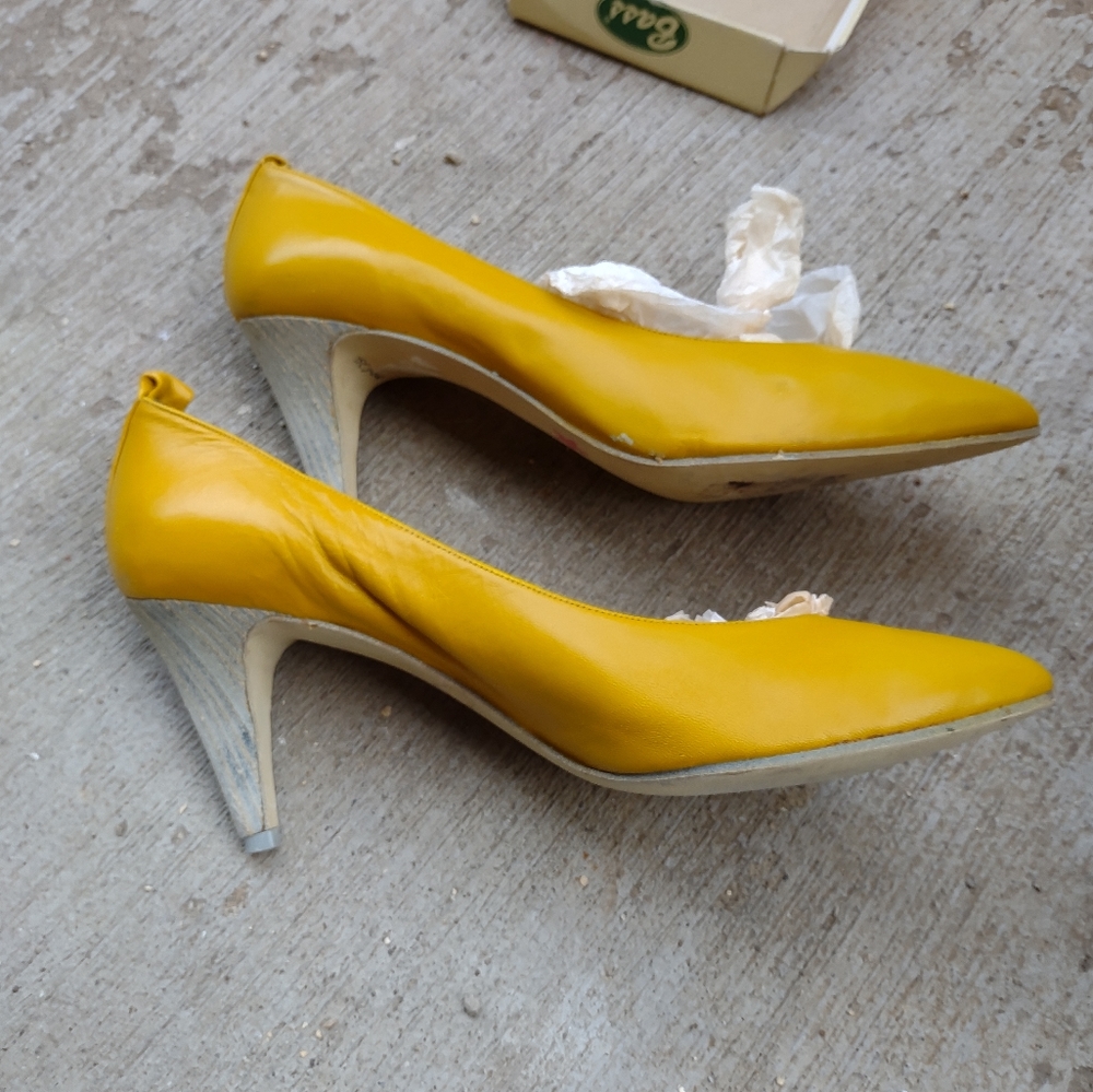 Yellow Leather Pumps Made In Spain Gem